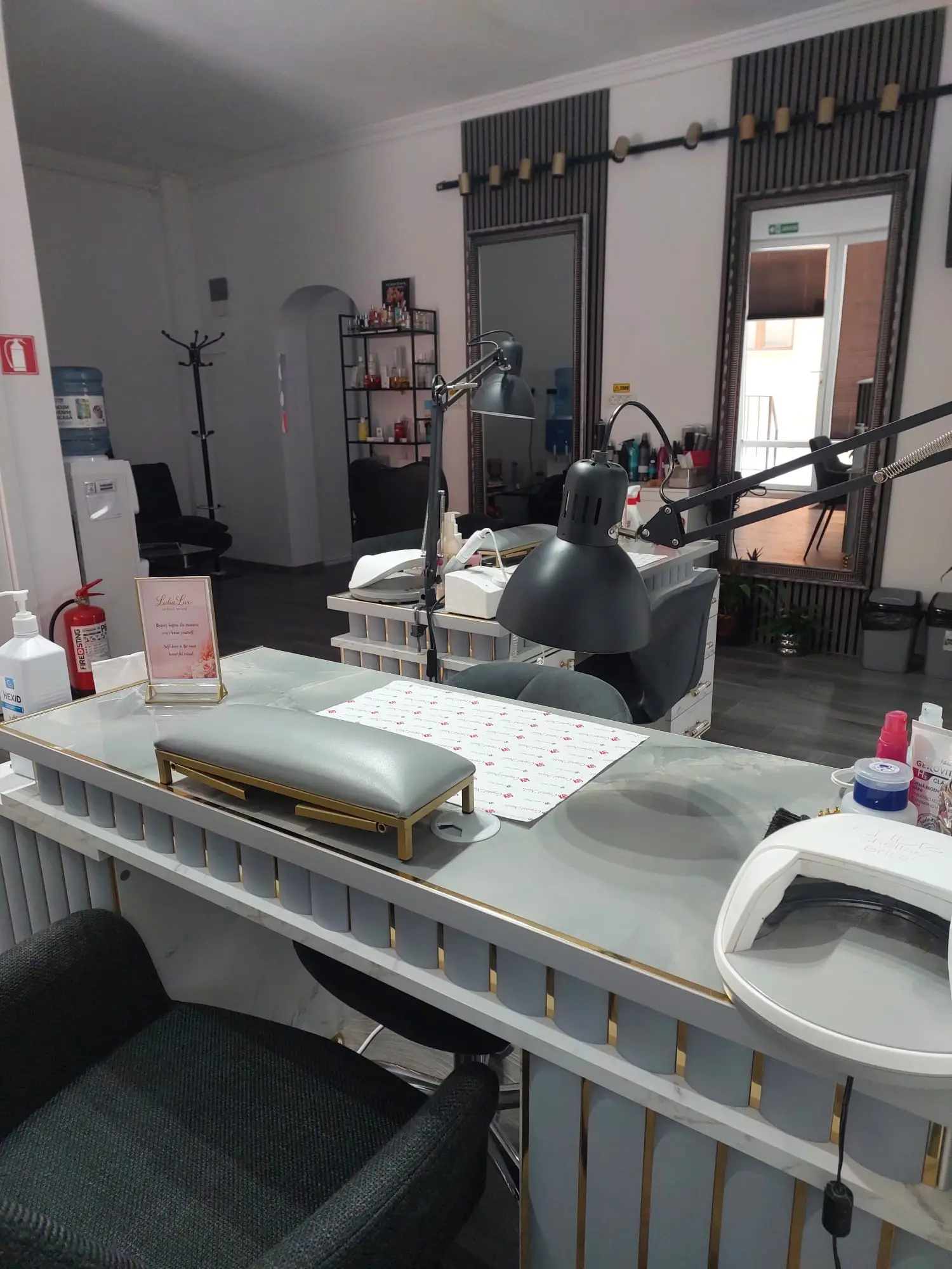 Zonă de așteptare primitoare și relaxantă, salon Lidia Lux, Râșnov