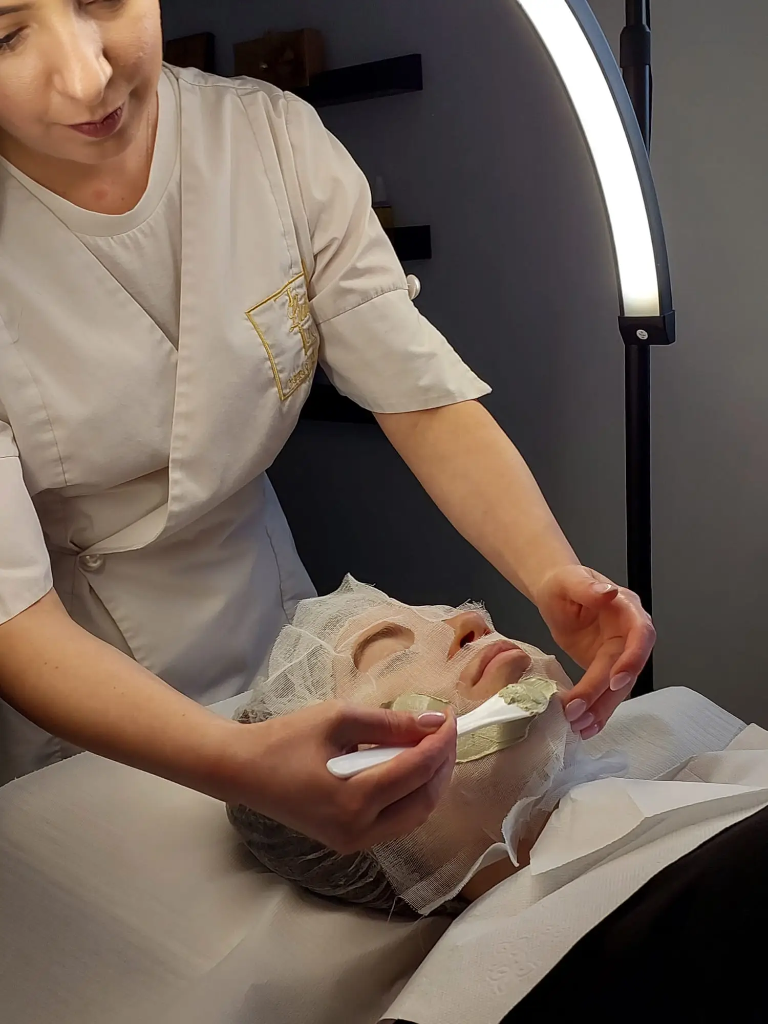 Tratamente cosmetice și faciale la salonul Lidia Lux din Râșnov